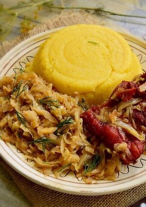 O poză a rețetei Varză nouă cu costiță și mărar, servită cu mămăliguță.