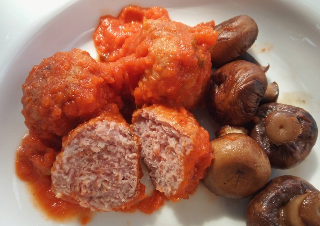 Alb贸ndigas con tomate, zanahoria y setas Portobello 馃崄馃崊馃崉