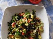 Una foto de cilantro aceitunas