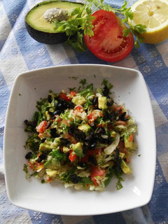 Una foto de Ensalada de repollo y aguacate