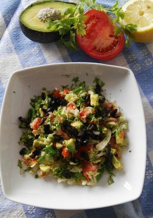 Una foto de Ensalada de repollo y aguacate