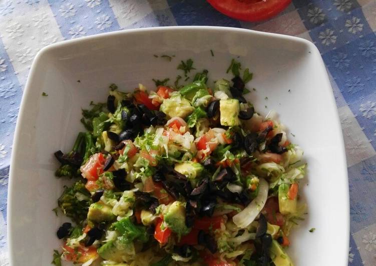 Ensalada de repollo y aguacate