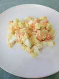 Ensalada rusa deliciosa con maíz