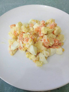 Una foto de Ensalada rusa deliciosa con maíz