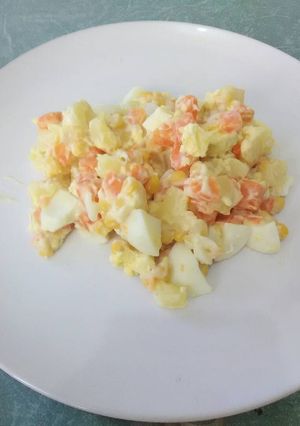 Una foto de Ensalada rusa deliciosa con maíz
