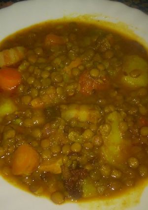 Una foto de Lentejas con chorizo y verduras. Fácil. Pasito a pasito