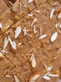 મોહનથાળ(mohanthal recipe in gujarati) રેસીપી મુખ્ય ફોટો