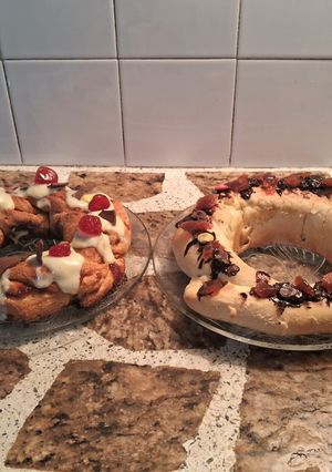Una foto de Rosca de Pascua trenzada y rosca clásica rellena de crema pastelera