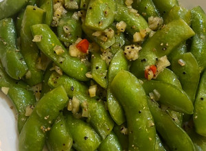 涼拌蒜香黑胡椒毛豆 的食譜成品照片
