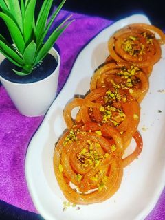 इन्स्टंट रसरशीत जिलेबी (Instant jalebi recipe in marathi) रेसिपी चे मुख्य फोटो