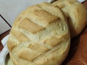 Una foto de pan de campo de leche