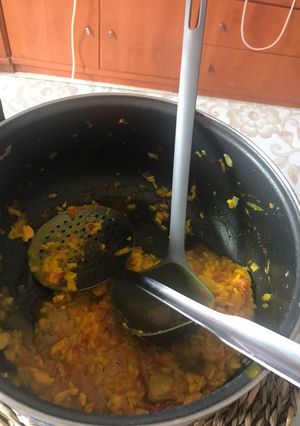 Una foto de Arroz con pollo y verduritas con ligero toque de curry y cúrcuma