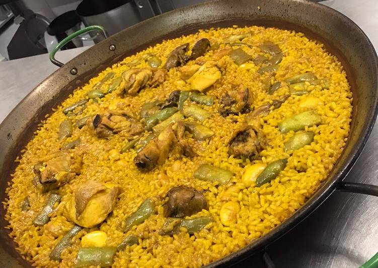 Eating and sharing a paella. Norms and customs of the Valencians