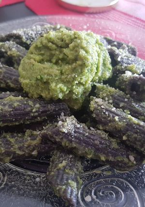 Una foto de Pasta negra con tinta de Calamar con Pesto de Brócoli