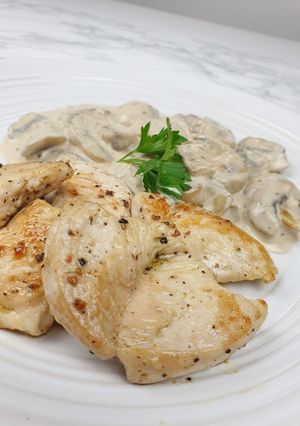 Une photo de Poulet et sa sauce aux champignons