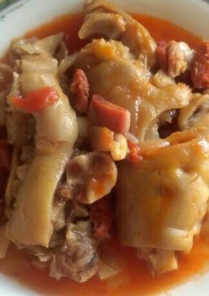 Foto principal de Manitas de cerdo con tomate y un toquecito de picante