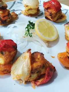 आचारी पनीर टिक्का (Achari Paneer Tikka Recipe in Hindi) रेसिपी मुख्य फोटो