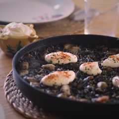 Una foto de Arroz negro con alioli