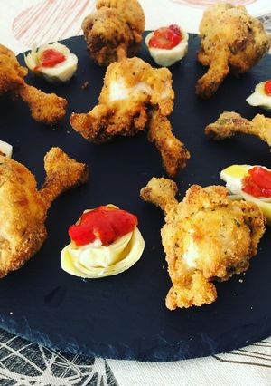 Foto principal de Jamoncitos de alas de pollo al limón con corazones rotos de alcachofa y pimiento asado