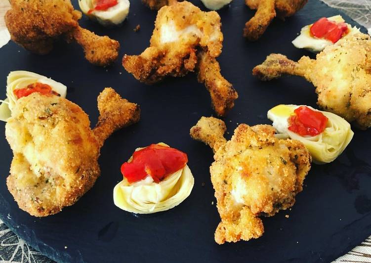 Jamoncitos de alas de pollo al limón con corazones rotos de alcachofa y pimiento asado
