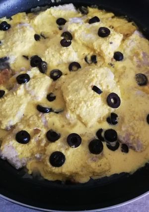 Foto principal de Bacalao con salsa de pimiento amarillo y aceitunas negras