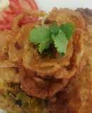 Tacu Tacu con Pescado Frito y Aros de Cebolla a lo Carmelita