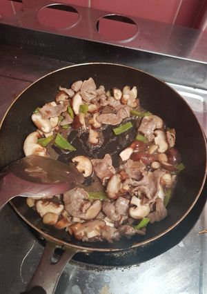 รูปของ สันคอหมูผัดเห็ดหอม