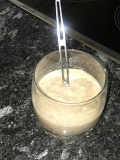 Una foto de Gelatina de plátano y manzana con leche de cáñamo