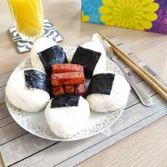 A picture of Nasi kepal segitiga (jumeokbap).