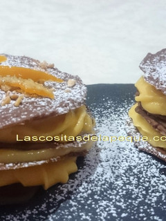 Una foto de Milhojas de chocolate y mandarina