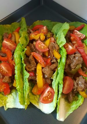 Húsos salátacsónak recept fotója