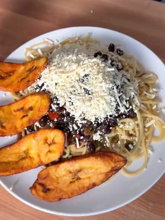 Una foto de Pasta con caraotas