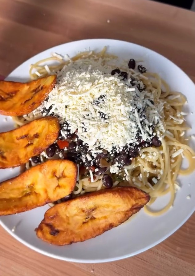 Una foto de Pasta con caraotas