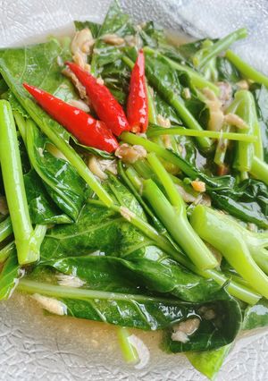 รูปของ ยอดคะน้าผัดปลาเค็ม 🥬 🌶 / Stir fried Chinese kale with salted fish 🥬 🌶