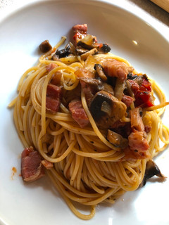 Una foto de Espaguetis con bacon y champiñones