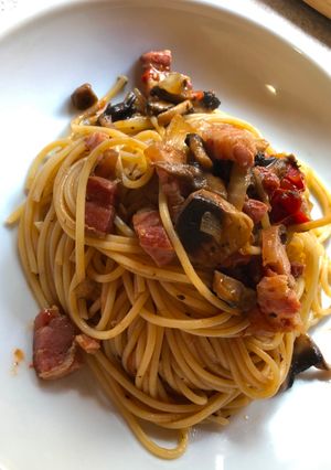 Una foto de Espaguetis con bacon y champiñones