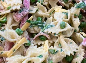 Una foto de Pasta de moño fría