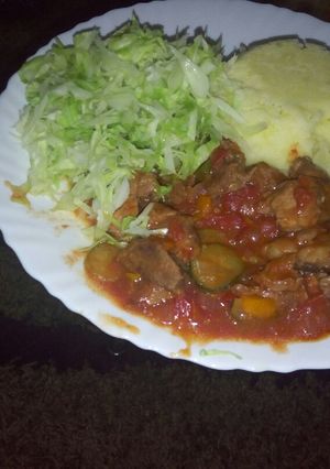 A picture of Mashed potatoes, beef stew n steamed cabbages.