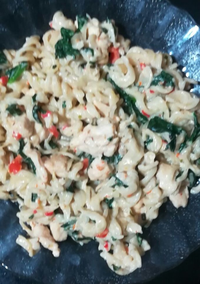 Una foto de Fideos con crema de leche y espinaca