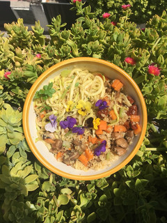 Una foto de Flores y verduras