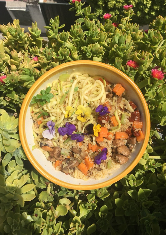 Una foto de Flores y verduras
