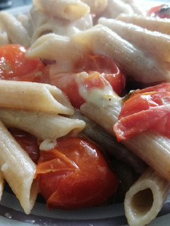 Una foto de Pasta con tomate cherry y mozzarella