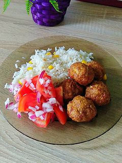 Fasírozott, kukoricás rizzsel és paradicsomsalátával recept fotója
