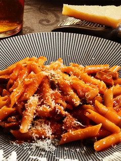 Una foto de Macarrones con bolognesa de cinta de lomo y espárragos trigueros con mucho queso 🧀