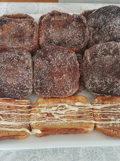 Una foto de Torrijas de leche con chocolate blanco y torrijas vino tinto