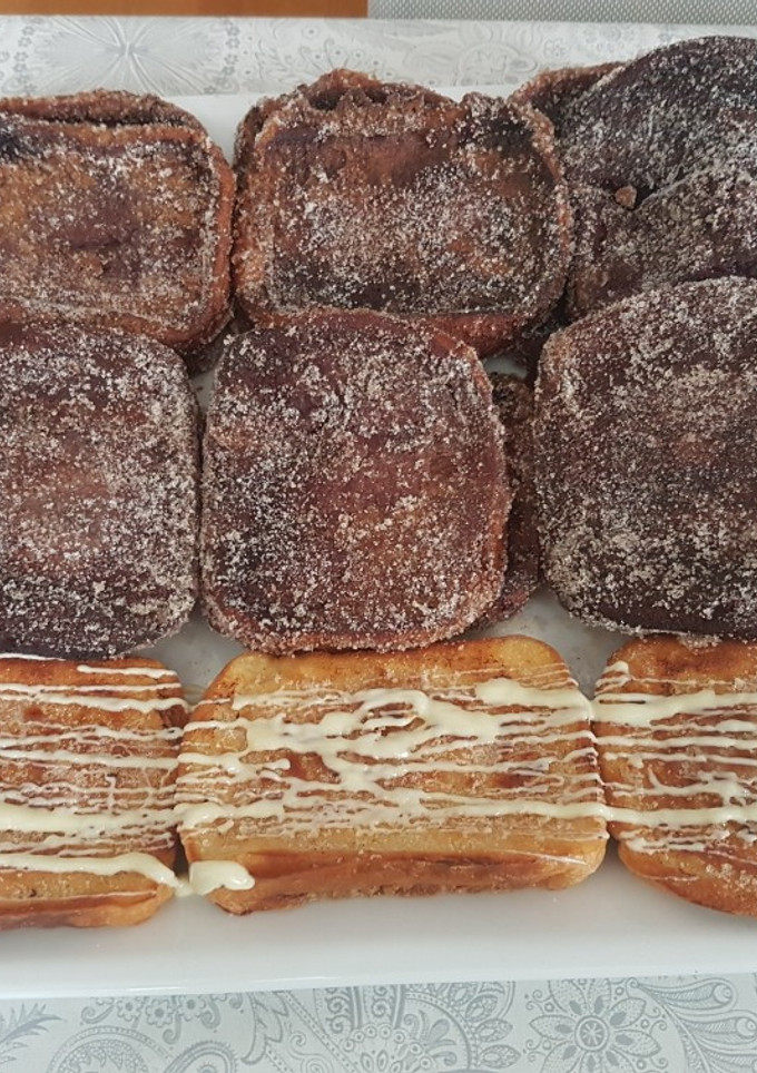 Una foto de Torrijas de leche con chocolate blanco y torrijas vino tinto