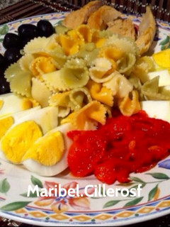 Una foto de Ensalada fresca de pasta con salsa al gusto de cada comensal