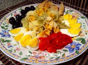 Foto principal de Ensalada fresca de pasta con salsa al gusto de cada comensal
