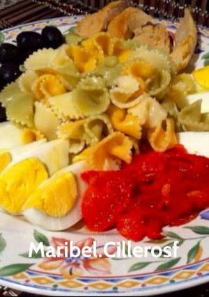Foto principal de Ensalada fresca de pasta con salsa al gusto de cada comensal