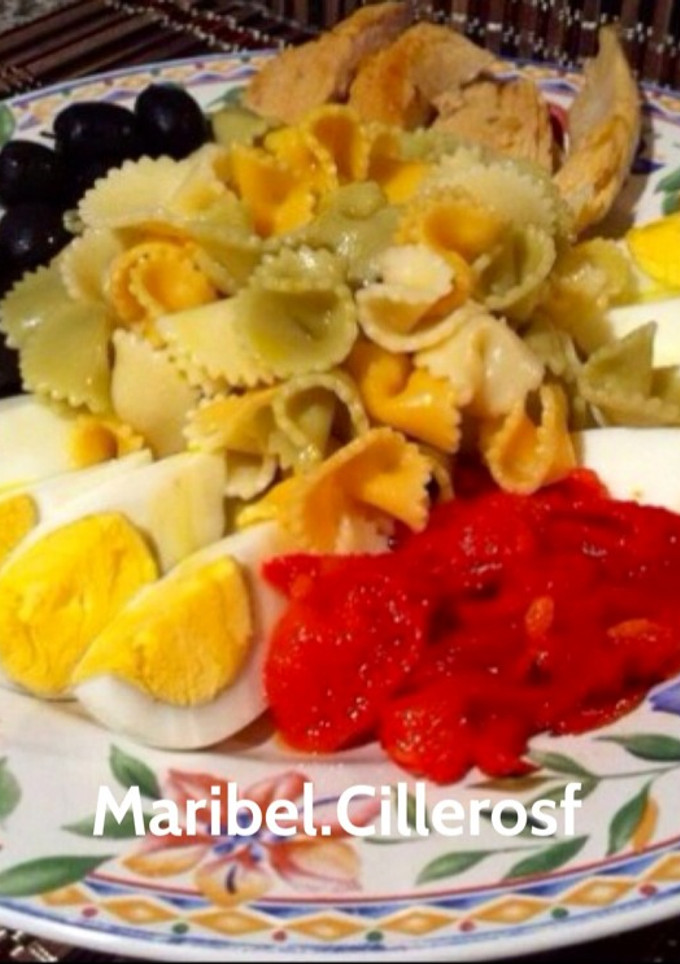 Una foto de Ensalada fresca de pasta con salsa al gusto de cada comensal